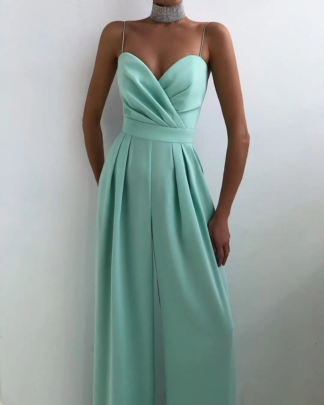 Ärmelloser Jumpsuit mit hoher Taille und weiten Beinen