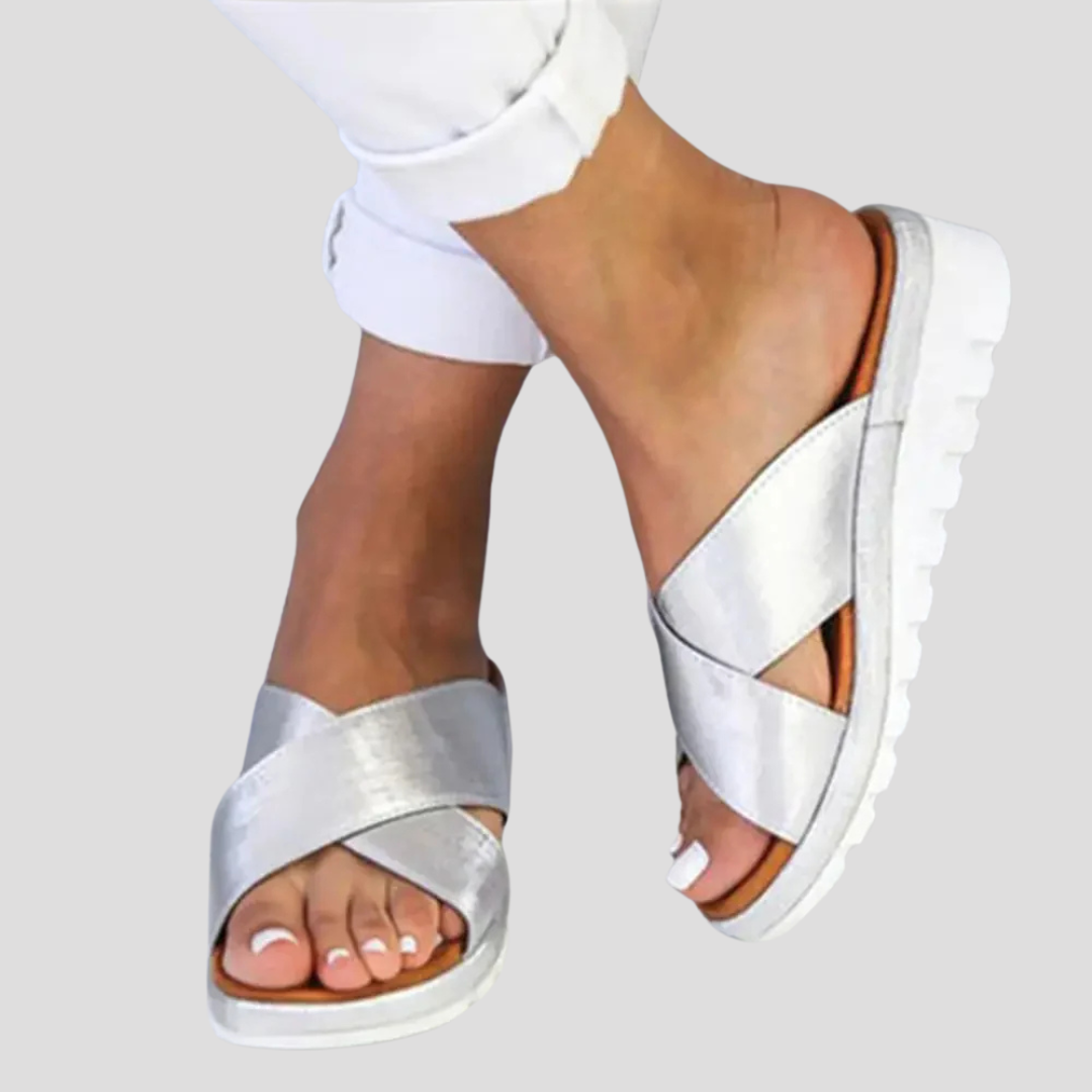 Bequeme Sommersandalen mit Plateau