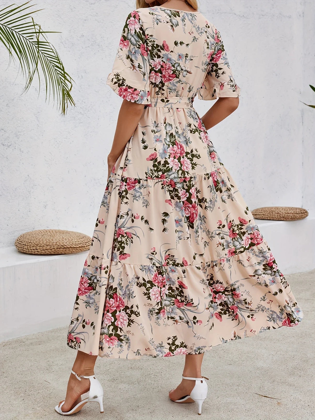 Florales Kleid mit Rüschen Eleganter V-Ausschnitt & Schleifengürtel Luftiges Sommerkleid