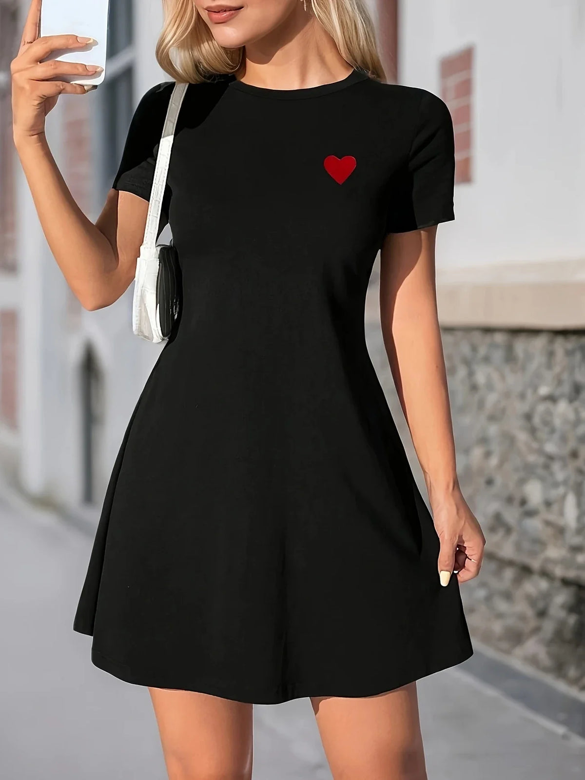 Schwarzes A-Linien Kleid mit rotem Herz Elegante kurze Ärmel