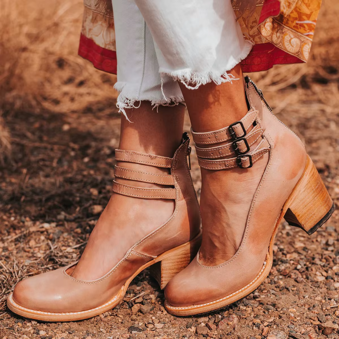 Pumps im Vintage-Stil mit Fesselriemchen und klobigem Absatz