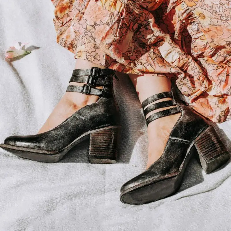 Pumps im Vintage-Stil mit Fesselriemchen und klobigem Absatz