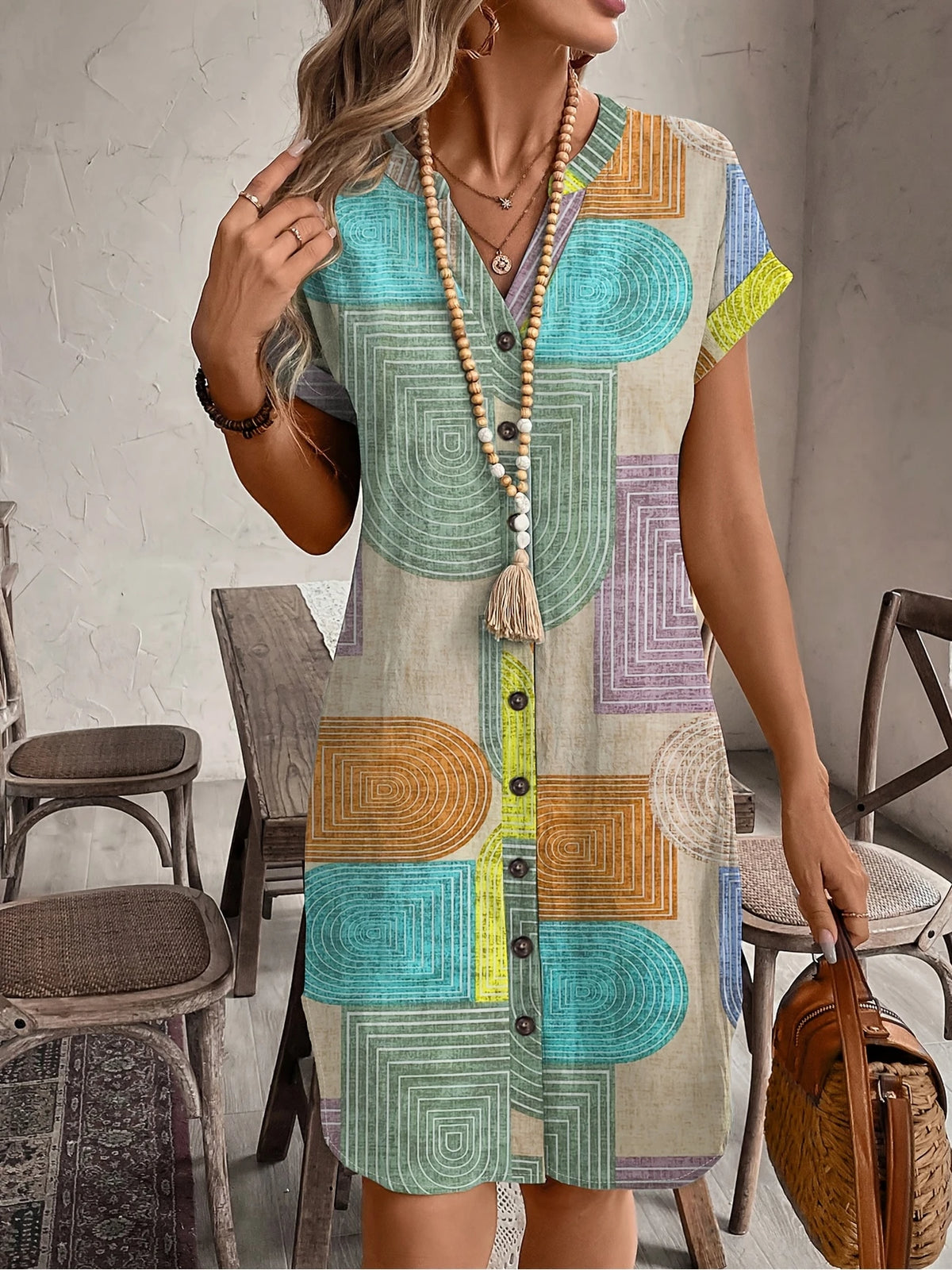 V-Ausschnitt Kleid mit Knöpfen und geometrischem Muster figurbetontes Midi-Kleid