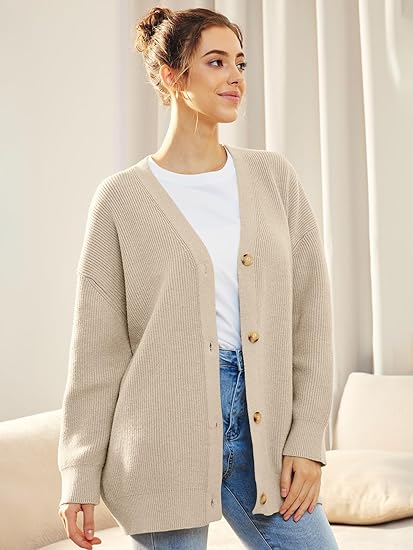 Oversized Damenstrickjacke mit V-Ausschnitt und Knopfleiste