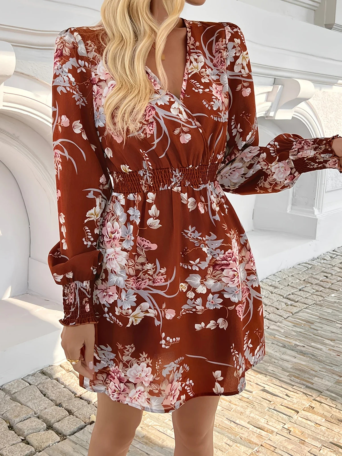 Elegantes Braunes Florales Kleid V-Ausschnitt Lange Ärmel & Lässige Passform