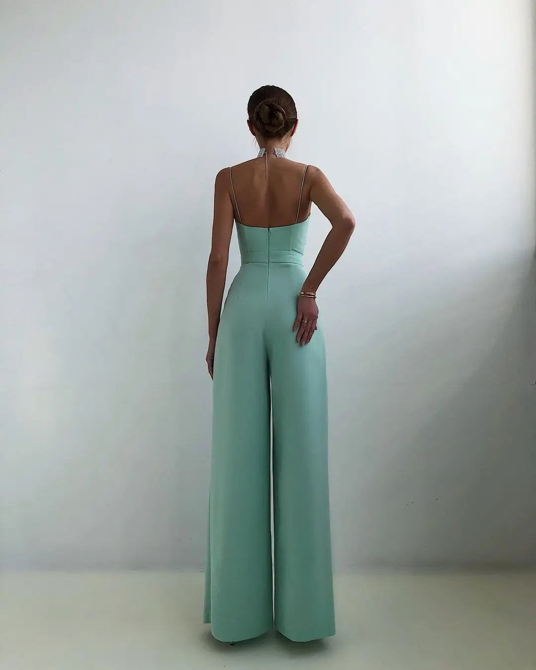 Ärmelloser Jumpsuit mit hoher Taille und weiten Beinen