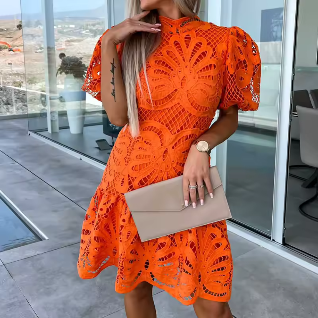 Elegantes Mini-Partykleid mit Rüschen und Cut-Out-Detail