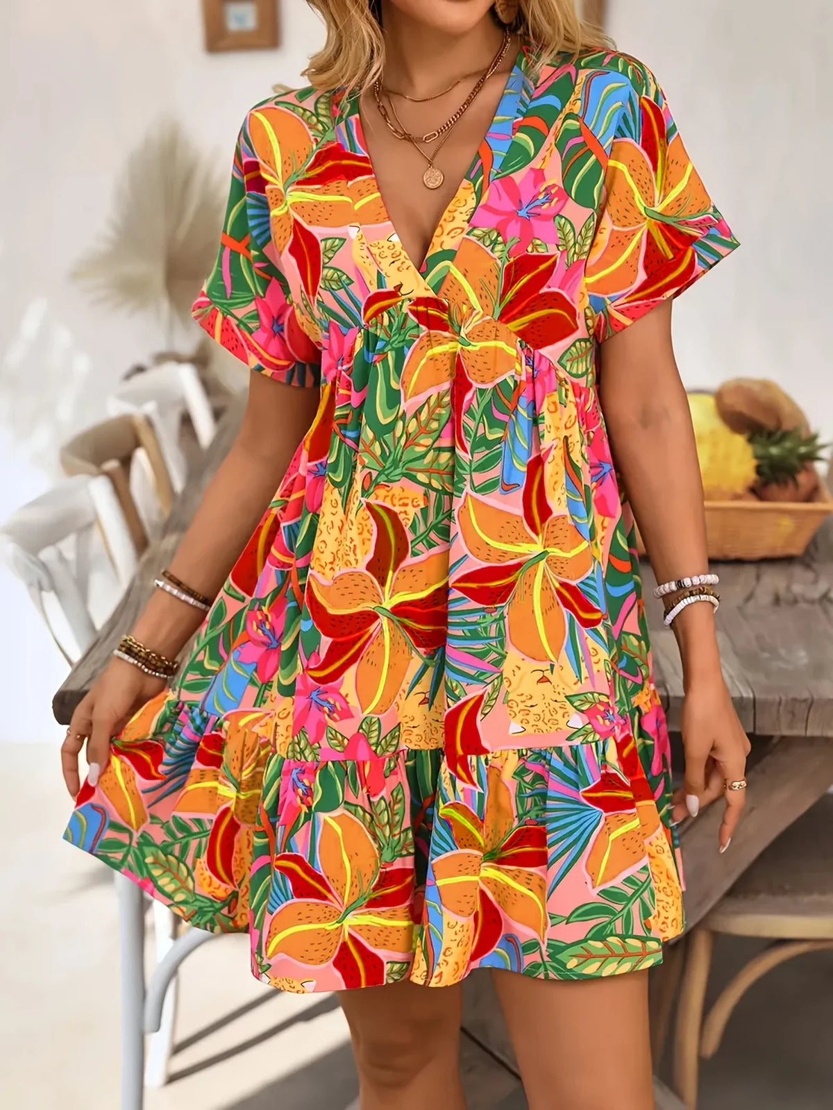 Orangefarbenes Sommerkleid mit Blumenmuster - V-Ausschnitt, A-Linie, Rüschen und kurze Ärmel