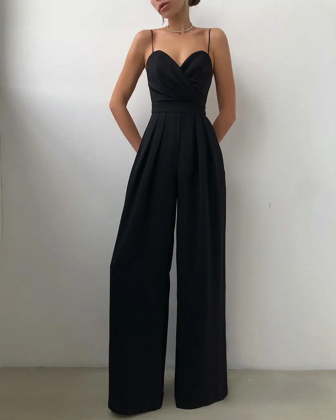 Ärmelloser Jumpsuit mit hoher Taille und weitem Bein