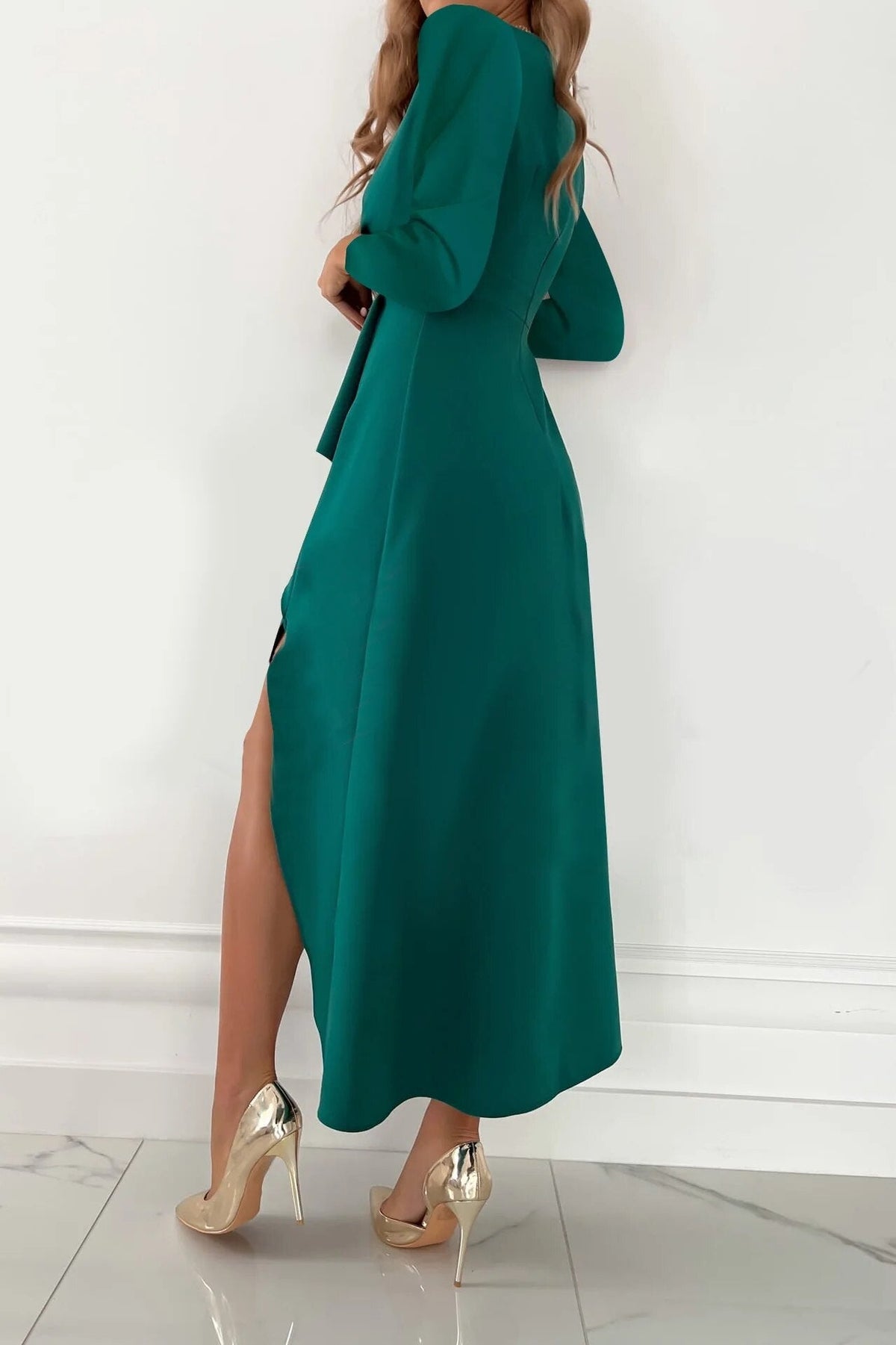 Elegantes Sommerkleid mit femininer Taille und fließendem Schnitt