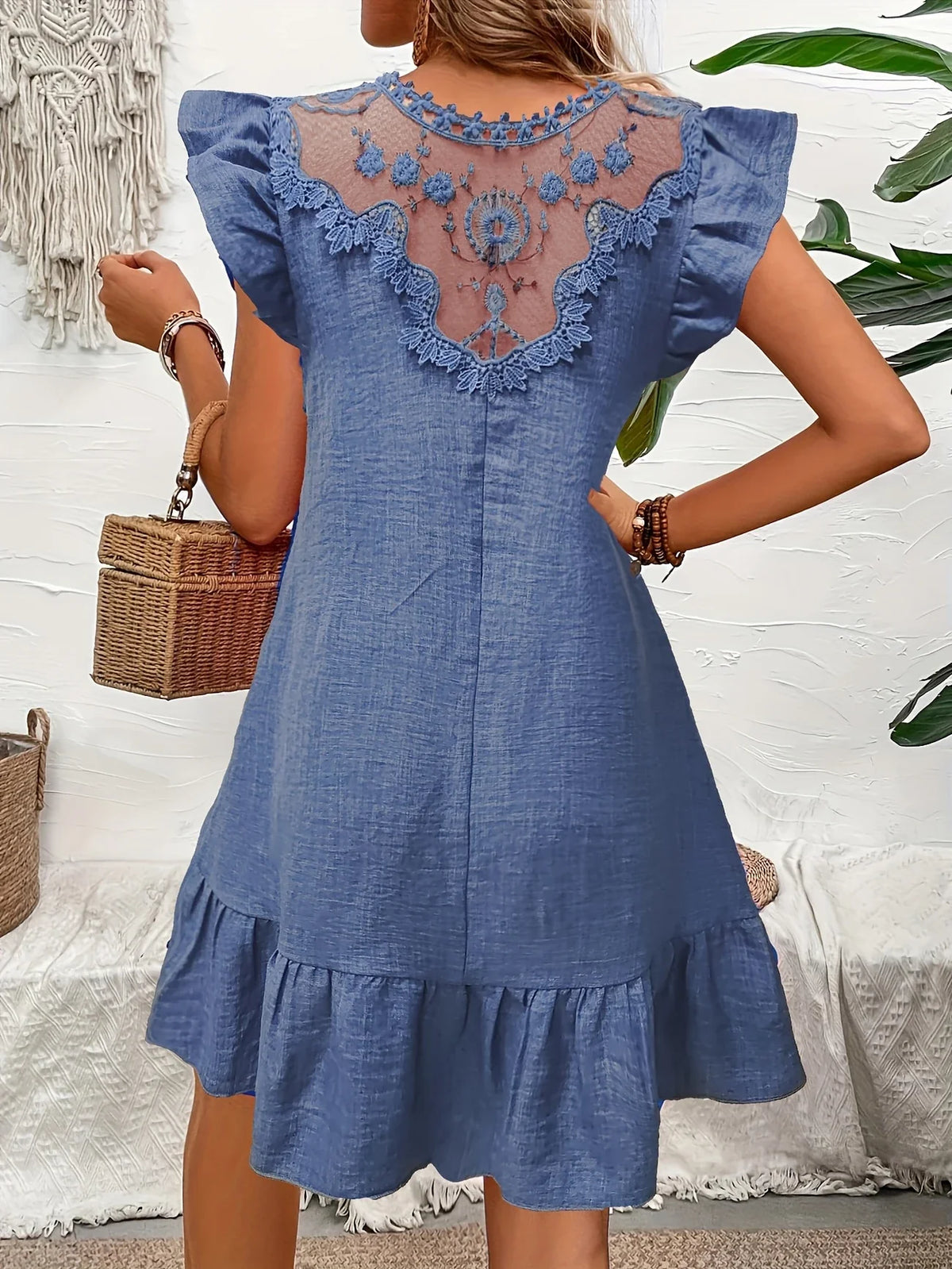 Ärmelloses Sommerkleid - Elegante schwarze Spitzendetails, Rüschen und hängender Ausschnitt