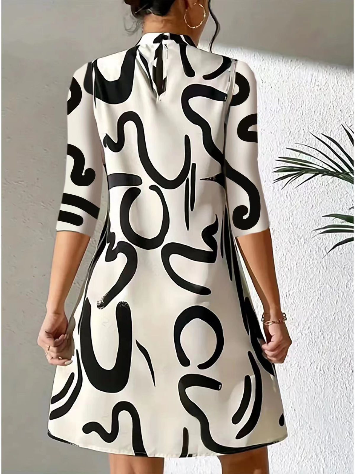 Elegantes Sommerkleid mit Spitzenärmeln und taillierter Passform