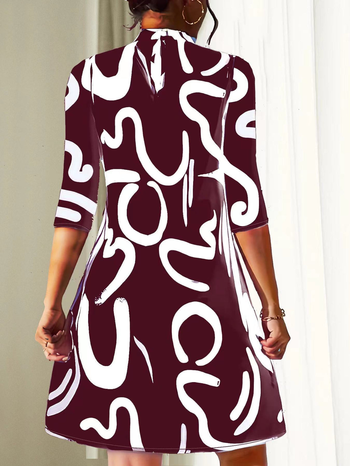 Elegantes Sommerkleid mit Spitzenärmeln und taillierter Passform