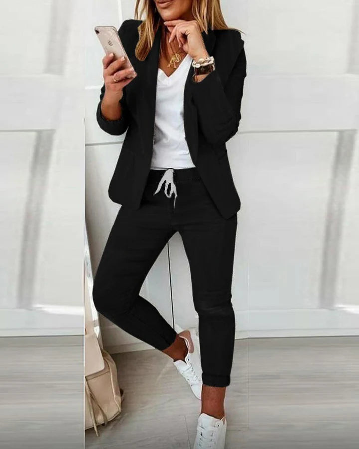 Stilvolle Damen-Blazer- und Hosen-Kombination