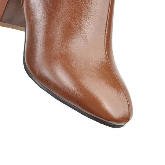 Kniehohe Stiefel mit Absatz und Reißverschluss für Damen. Elegantes Design trifft auf alltäglichen Komfort.