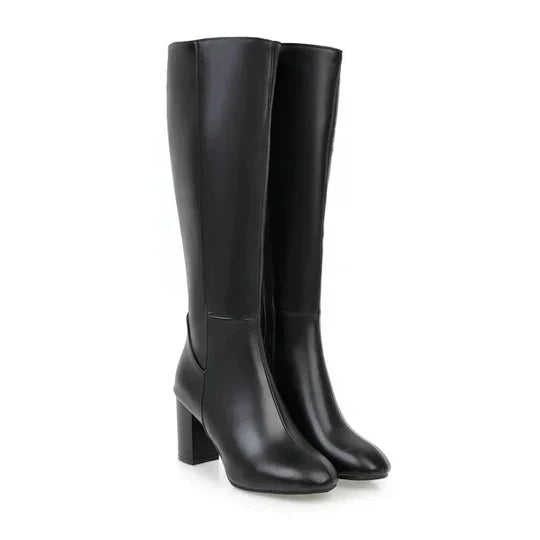 Kniehohe Stiefel mit Absatz und Reißverschluss für Damen. Elegantes Design trifft auf alltäglichen Komfort.