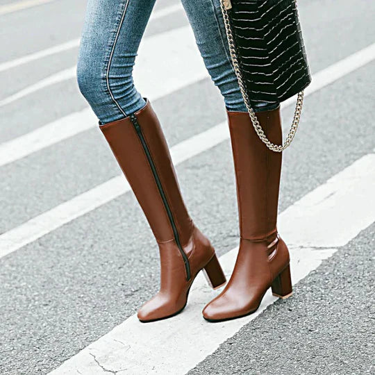 Kniehohe Stiefel mit Absatz und Reißverschluss für Damen. Elegantes Design trifft auf alltäglichen Komfort.