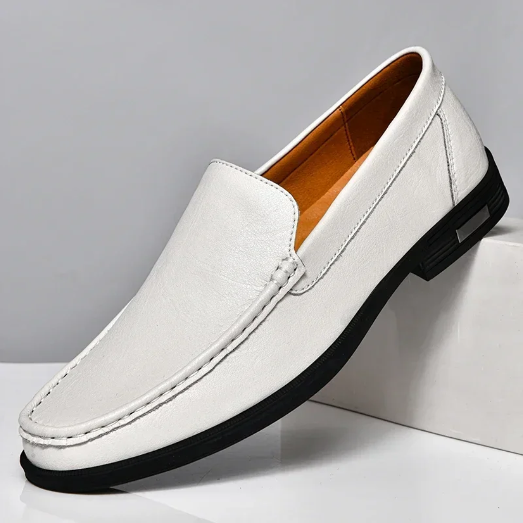 Handgenähte Slip-On-Mokassins aus Leder