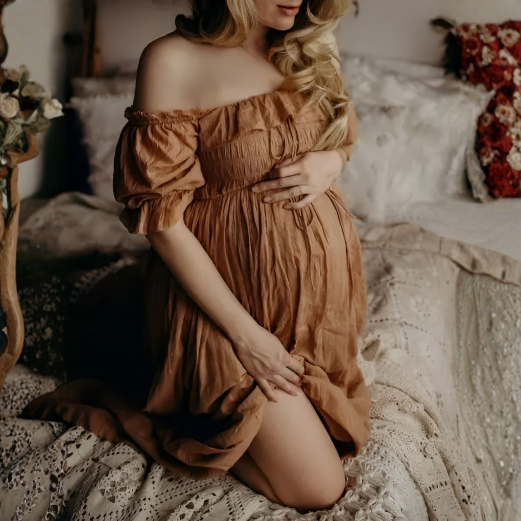 Schulterfreies Umstands-Maxikleid