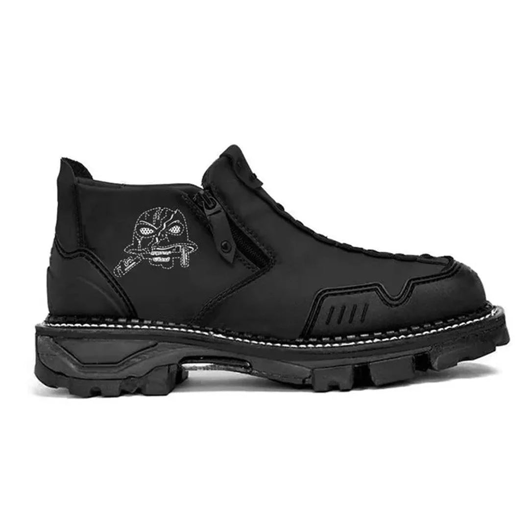 Herren-Stiefeletten mit Totenkopf-Akzent. Auffälliger Stil trifft auf alltäglichen Komfort