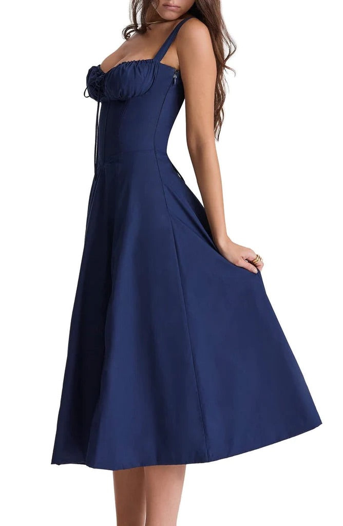 Taillenformendes Kleid mit Blumenmuster