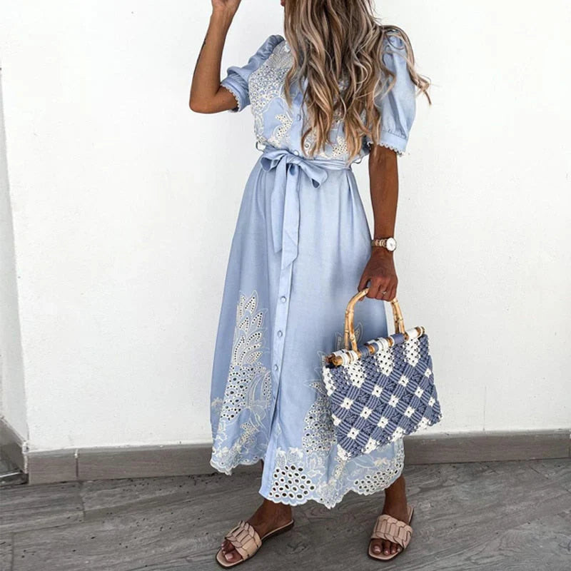 Besticktes blaues Damenkleid mit eleganten Details