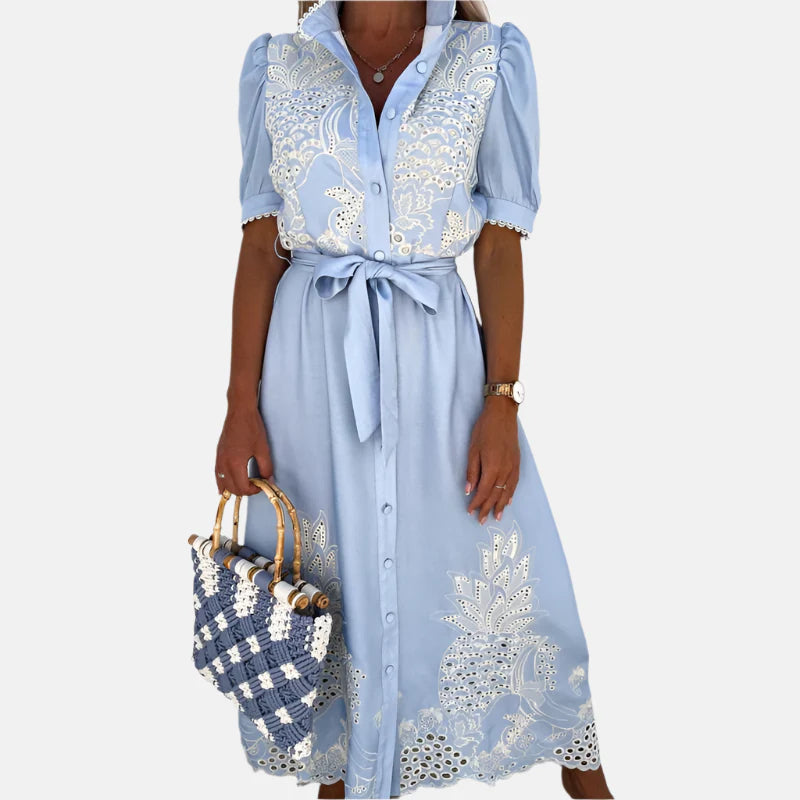 Besticktes blaues Damenkleid mit eleganten Details