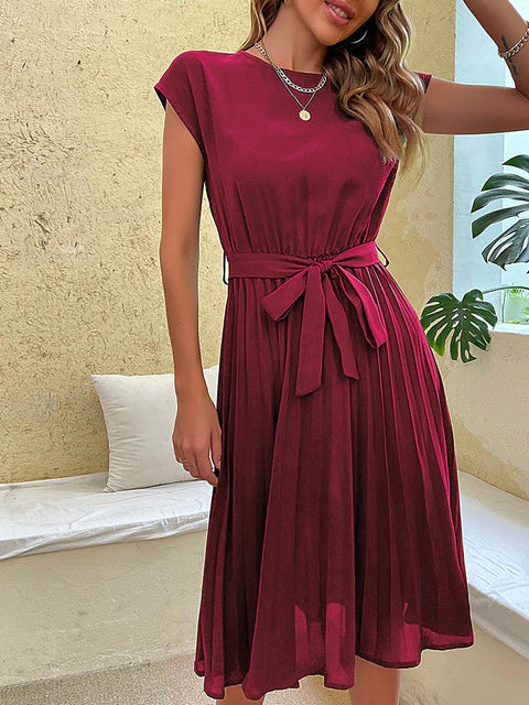Elegantes Sommerkleid mit Spitzenärmeln und taillierter Passform