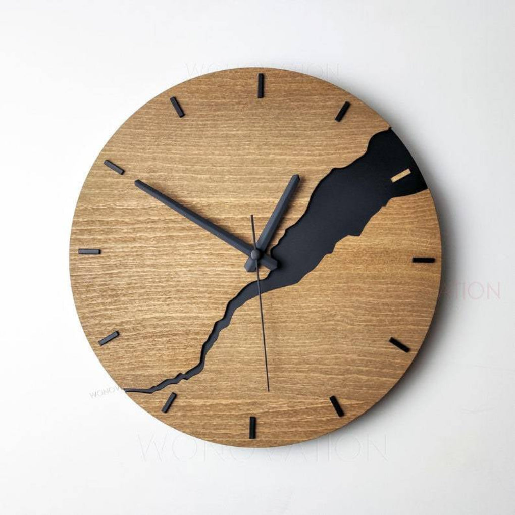 Luxuriöse Wanduhr aus Holz