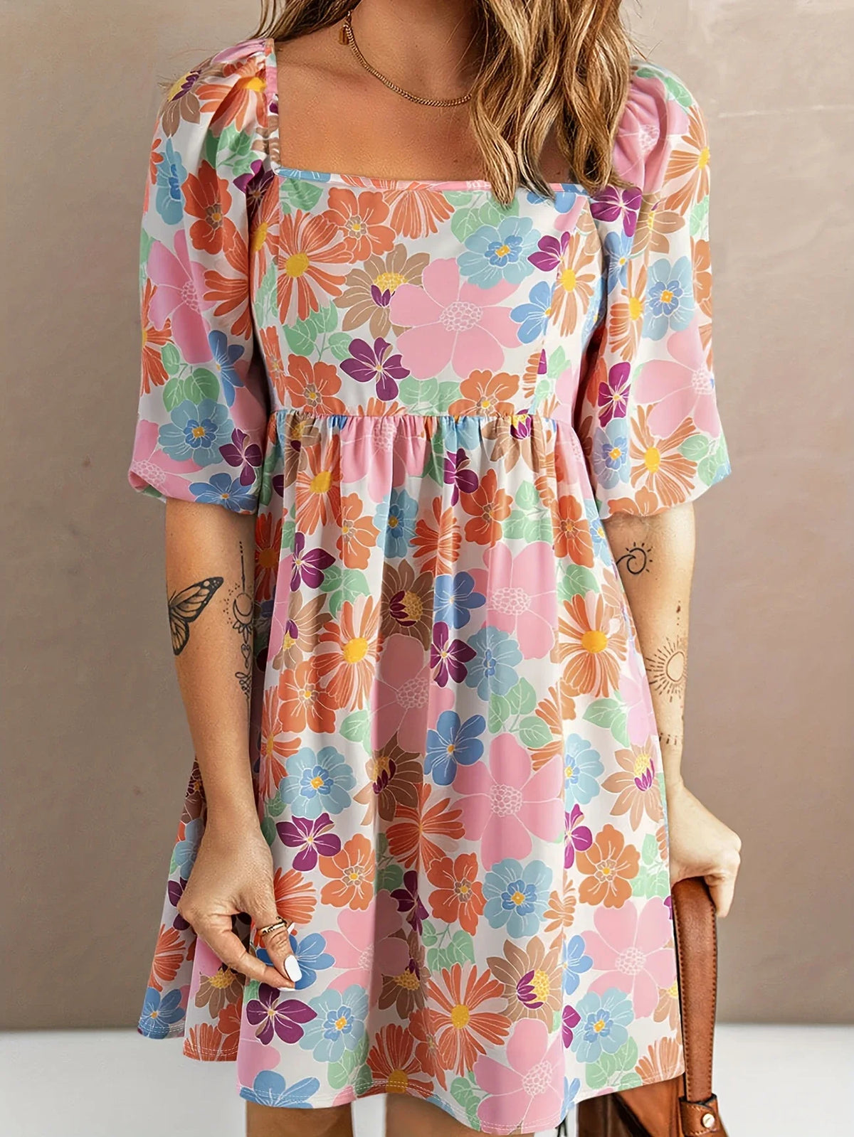 Lässiges Sommerkleid mit Blumenmuster - leichtes und luftiges Kleid mit tropischem Muster, ideal für den Urlaub