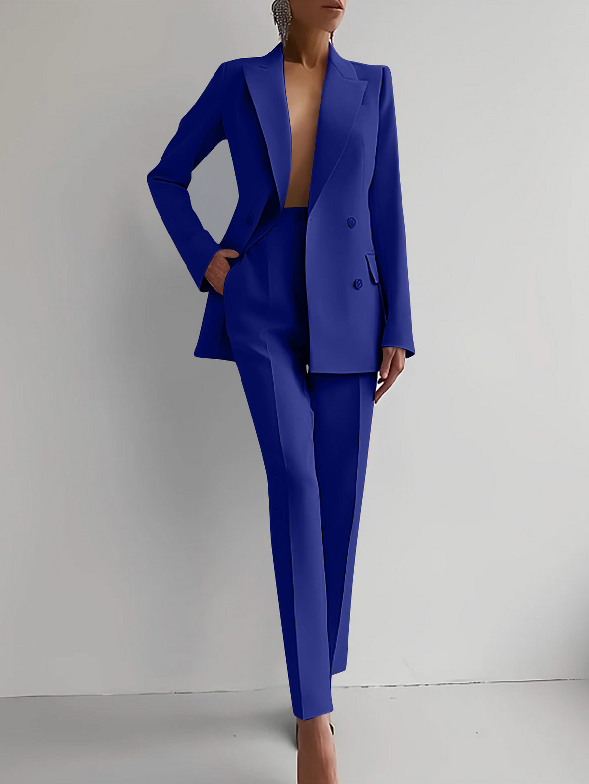 Elegantes zweiteiliges Blazer-Set für Damen. Raffinierte Schneiderkunst trifft auf moderne Raffinesse.