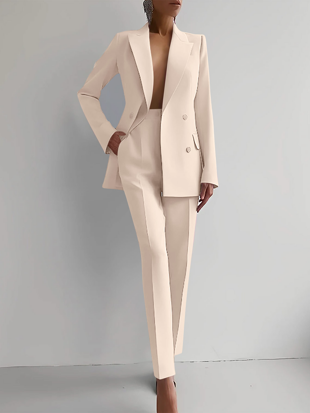 Elegantes zweiteiliges Blazer-Set für Damen. Raffinierte Schneiderkunst trifft auf moderne Raffinesse.