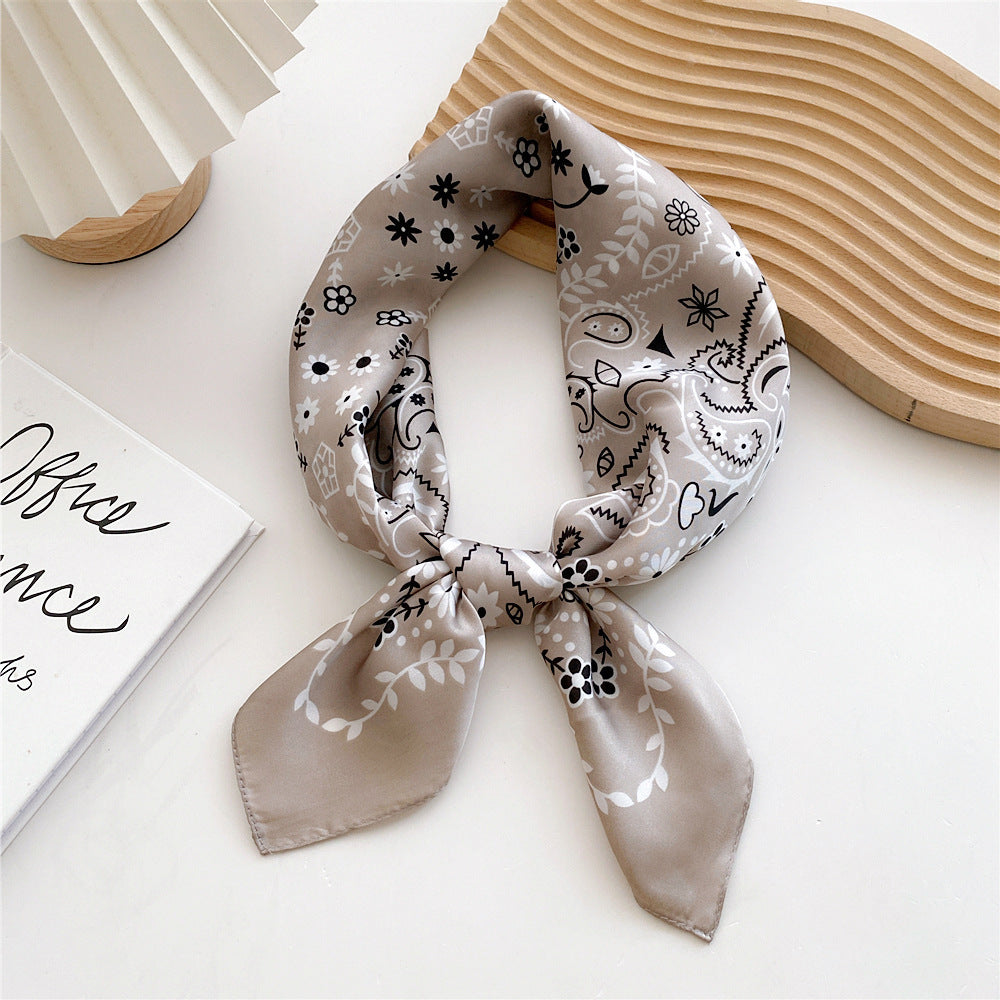 Damenschal aus Satin mit Print