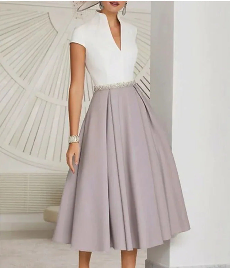 Weißes Colorblock-Sommerkleid mit V-Ausschnitt und ausgestelltem Schnitt