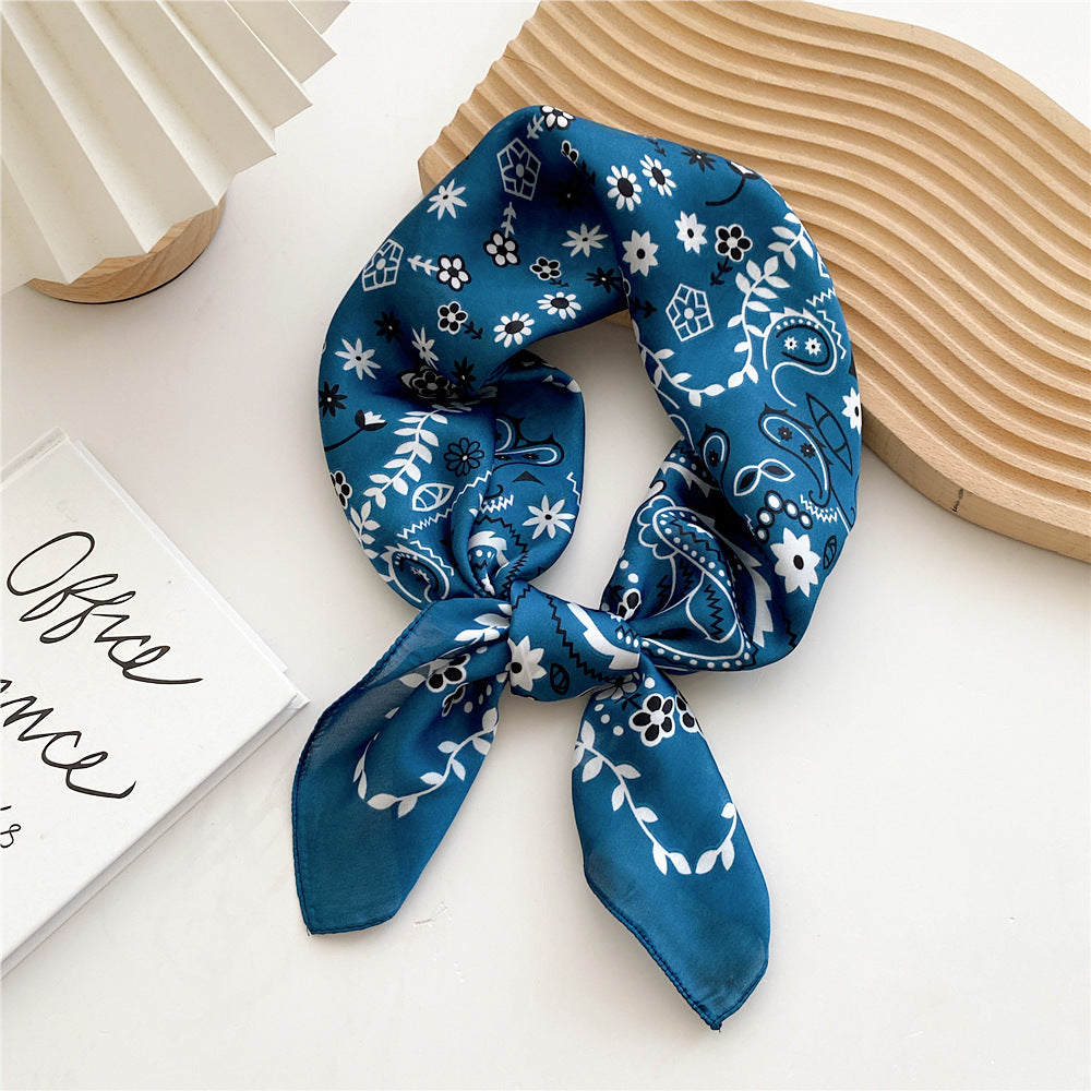 Damenschal aus Satin mit Print