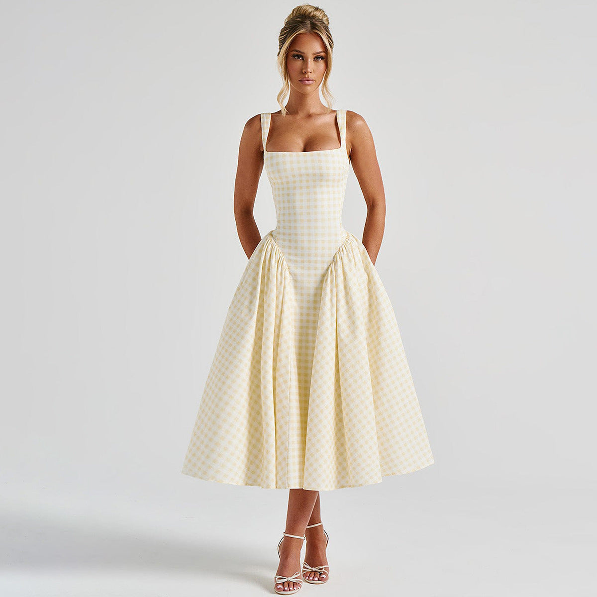 Midikleid mit Karomuster und quadratischem Ausschnitt
