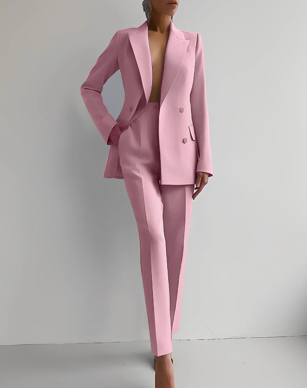 Elegantes zweiteiliges Blazer-Set für Damen. Raffinierte Schneiderkunst trifft auf moderne Raffinesse.