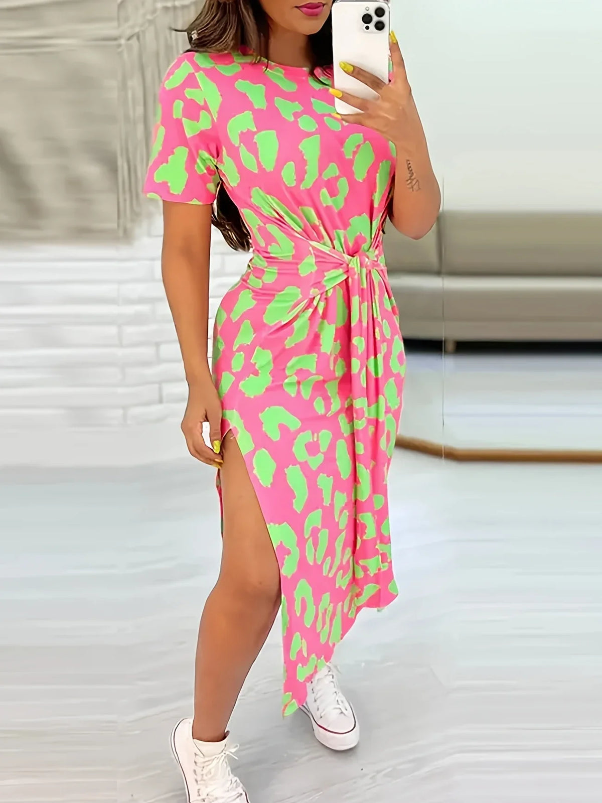 Geometrisches Sommerkleid für Frauen - Elegantes Midikleid mit Schlitz, kurzen Ärmeln und bequemer Passform