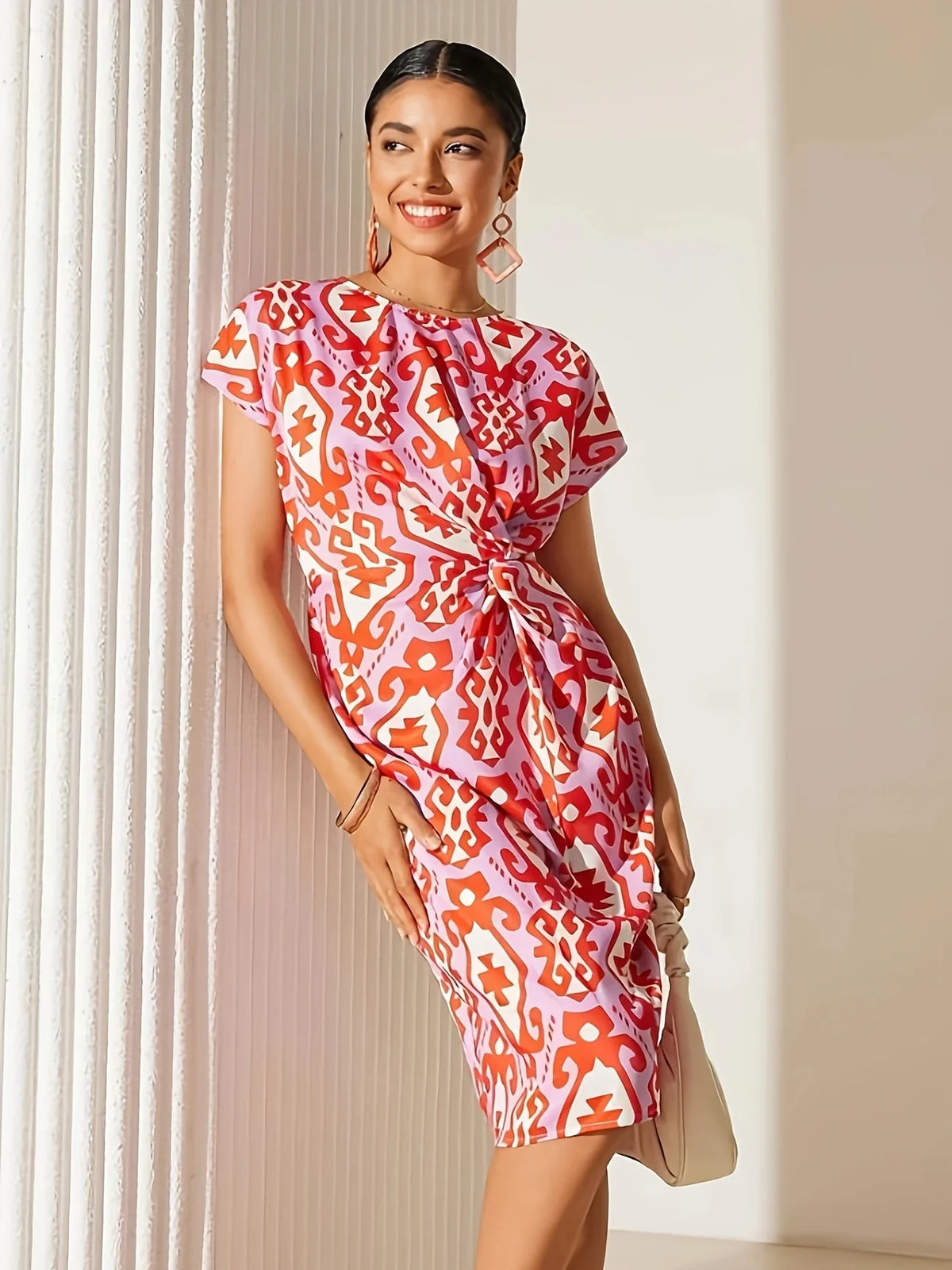 Geometrisches Print Kleid - Kurze Ärmel, Twist Detail und Rundhalsausschnitt, modisch und bequem für den Sommer