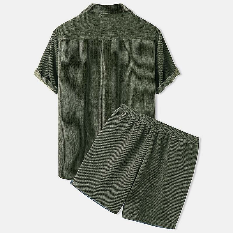 Geripptes Sommerkleidungsset für Herren. Müheloser Stil und Komfort für warme Tage