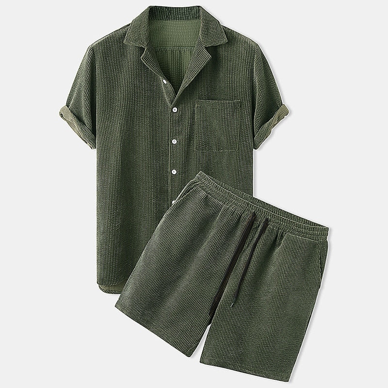 Geripptes Sommerkleidungsset für Herren. Müheloser Stil und Komfort für warme Tage