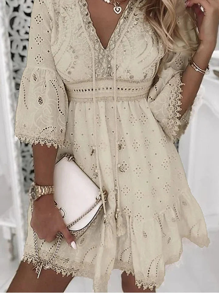 Luftiges Boho-Sommerkleid mit Stickerei und Flare-Ärmeln