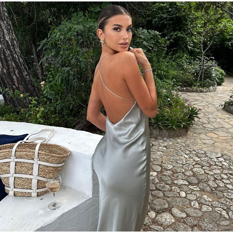 Ärmelloses Maxikleid mit Satin-Gürtel und eleganter Wickeloptik