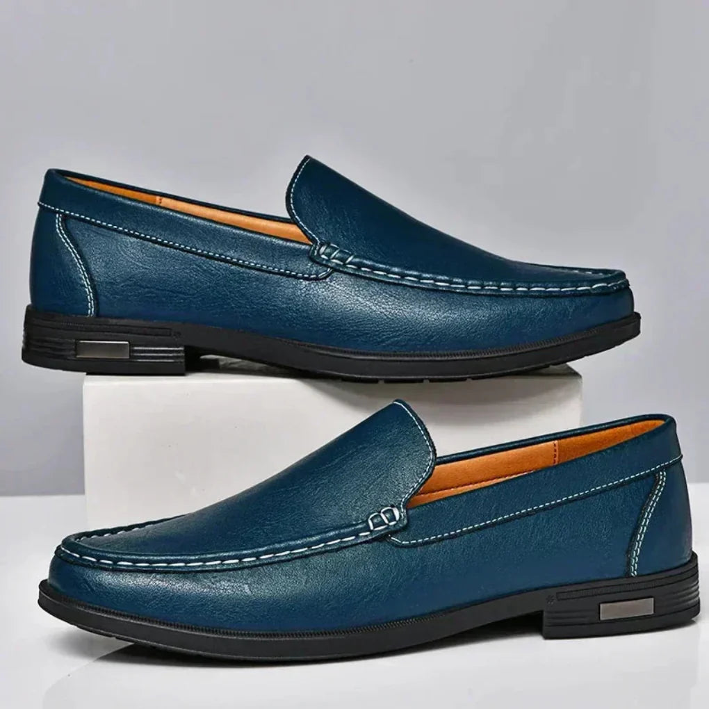 Handgenähte Slip-On-Mokassins aus Leder