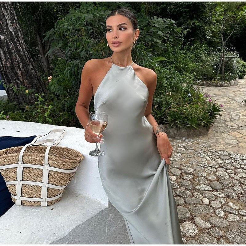 Ärmelloses Maxikleid mit Satin-Gürtel und eleganter Wickeloptik