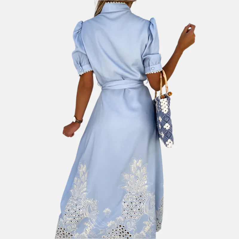 Besticktes blaues Damenkleid mit eleganten Details