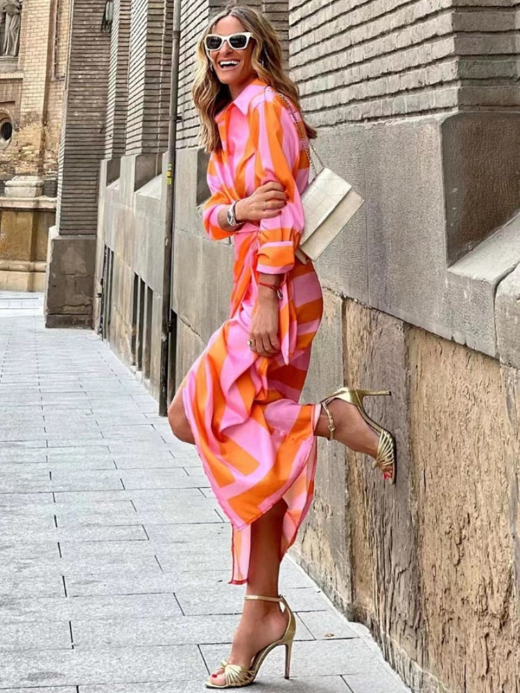 Fröhliches Sommerkleid mit Wickeldesign und lebendigem Muster