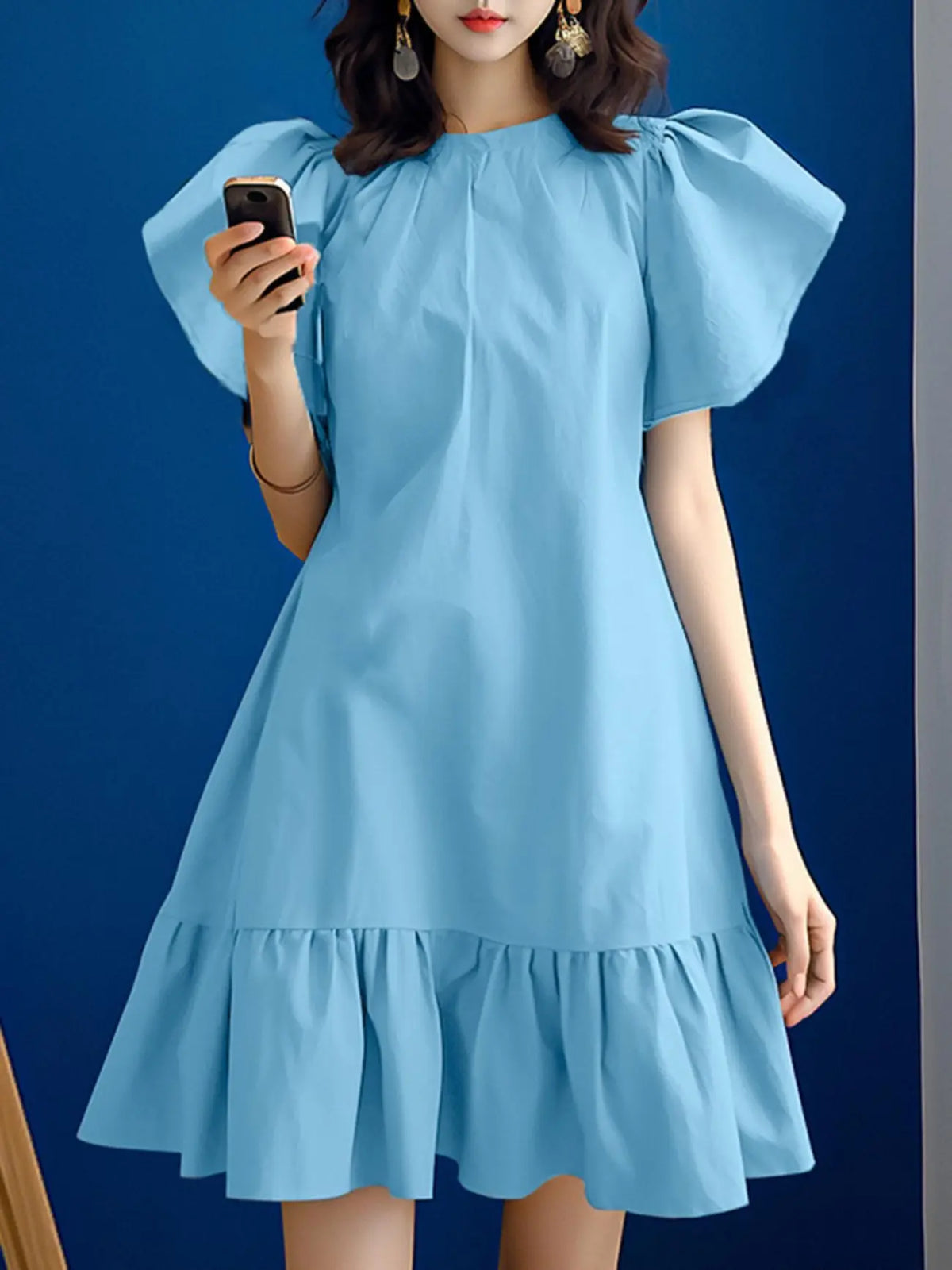 Elegantes Sommer-Minikleid – Leichtes Kleid mit Puffärmeln, Rüschen-Saum, Rundhals, luftiges Freizeitkleid