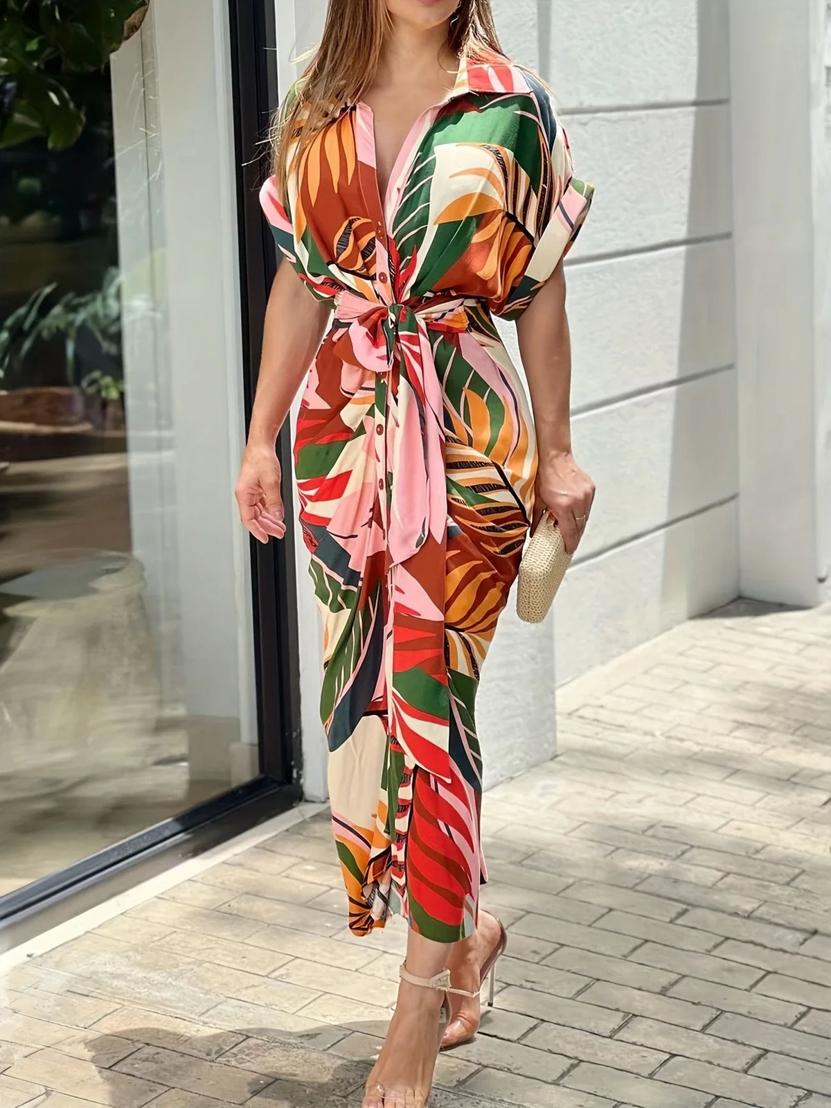 Tropisches Wickelkleid für Frauen - V-Ausschnitt, kurze Ärmel, luftiges Sommerkleid mit Druck für Strand & Urlaub