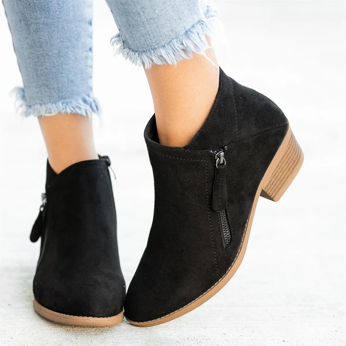 Schwarze orthopädische Lederstiefel mit Absatz und Reißverschluss
